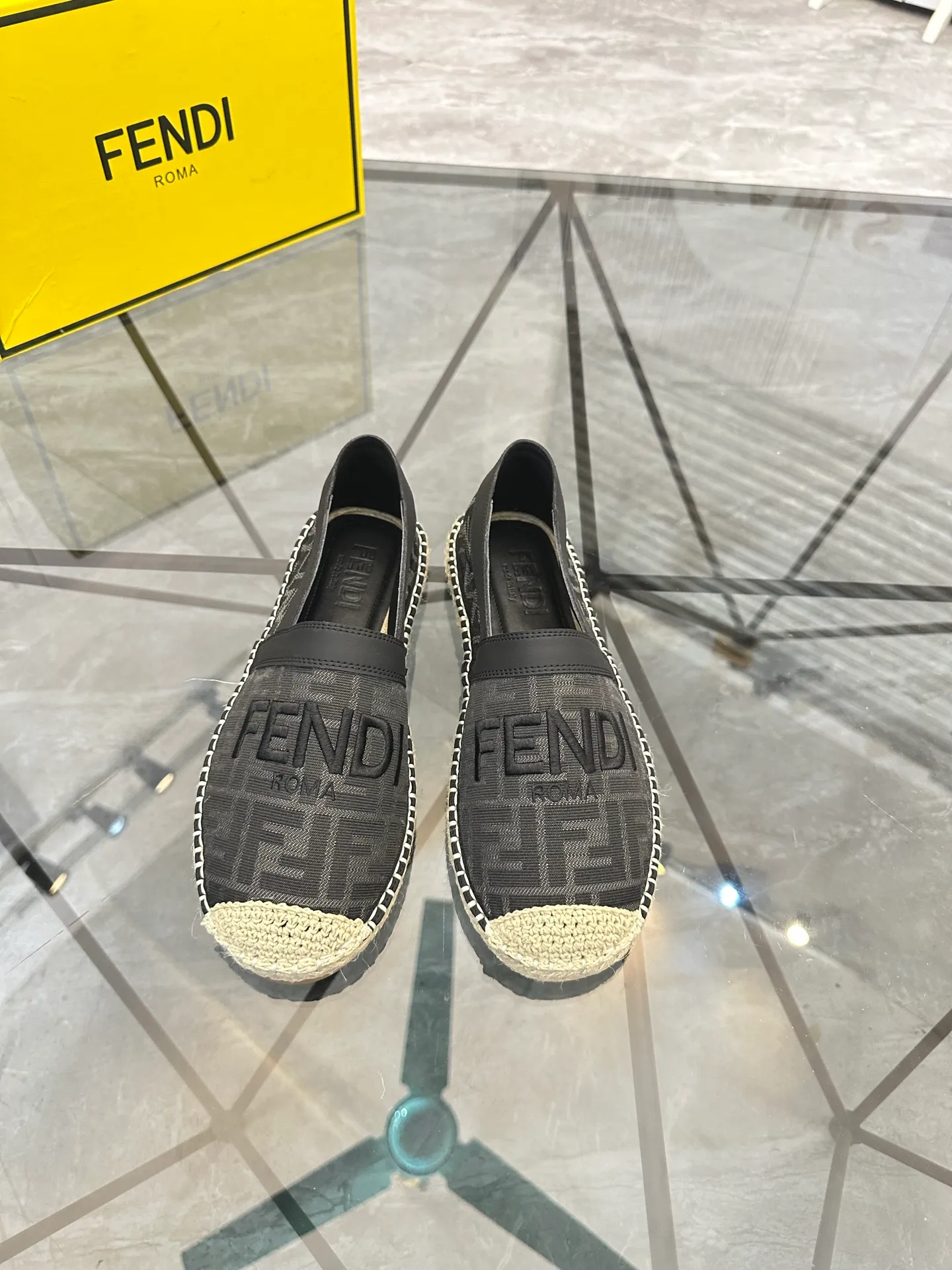 Selling men's shoes 💰: 💰P420¥ Product trademark: Fendi* "Fendi*" low-top fisherman's shoes Regular size: 38-44 (can be customized to 37.45) Product materials: upper imported cowhide stitched with original fabric, sheepskin lining, original outsole. Number: 1023